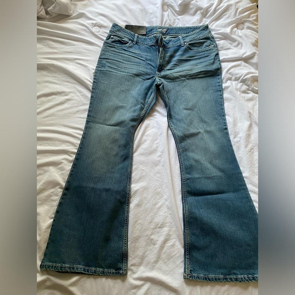 New with tags.. Wrangler Mae retro jeans